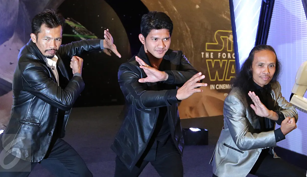Iko Uwais, Yayan Ruhian dan Cecep Arif Rahman jelang premier film Star Wars The Force Awakens di XXI Senayan City, Jakarta, Selasa (15/12/2015). Tiga aktor Indonesia tersebut ikut memerankan  film seri Star Wars yang ke-7. (Liputan6.com/Angga Yuniar)
