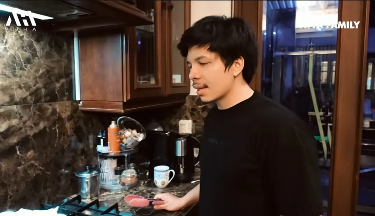 <p>Sampai dirumah, sebelum sang istri datang, Atta Halilintar langsung mengoreng cireng pesanan sang istri. [Youtube/AH]</p>