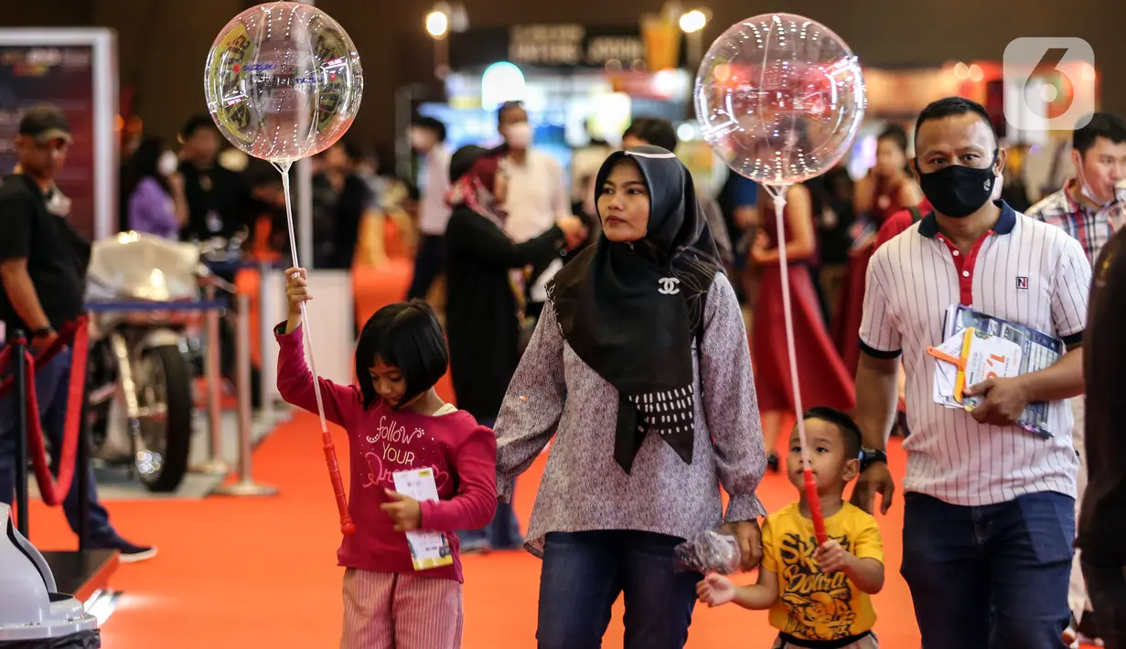 Pengunjung menghadiri hari kedua pameran Indonesia International Motor Show (IIMS) 2023 di JIExpo Kemayoran, Jakarta Pusat, Jumat (17/2/2023). IIMS 2023 yang berlangsung hingga 26 Februari mengangkat tema "Bringing Opportunity for Otomotive Society Together" (BOOST) dan menghadirkan sekitar 40 merek otomotif dengan menampilkan produk dan konsep terbaru. (Liputan6.com/Johan Tallo)