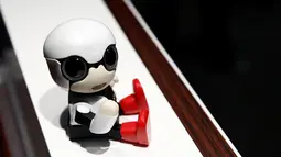 Robot mini Kirobo akan dijual dengan harga 39.800 yen atau sekira Rp5,1 juta mulai tahun depan, Jepang (27/9). Kirobo ini dapat merespons pembicaraan orang di sekelilingnya. (REUTERS/Kim Kyung-Hoon)