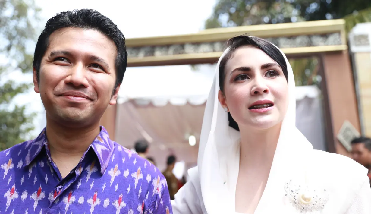 "Tadi sempat diminta bandnya nyumbang lagu. Nyanyi lagu almarhum Chrisye, judulnya Cintaku. Bandnya keren banget dan Mudah-mudahan bisa menambah kebahagiaan," ungkap Emil Dardak didampingi oleh Arumi Bachsin. (Adrian Putra/Bintang.com)