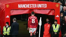 Kartu merah Bruno Fernandes menajdi awal mula kehancuran Manchester United dari Tottenham Hotspur di Liga Inggris. (AFP/Paul Ellis)