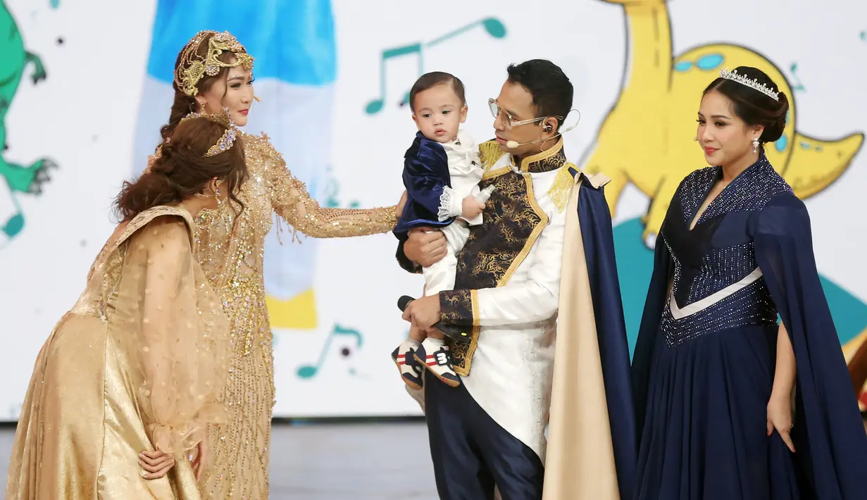 Drama musikal Kerajaan Cakrawala yang dihadirkan dalam acara ini juga mempunyai seorang ratu. Mendampingi raja Adam Suseno, ratu Inul daratista  setia mendampingi sang raja bertahta di sebuah kerajaan bernama Cakrawala. [Foto: Bambang E. Ros/Fimela.com]