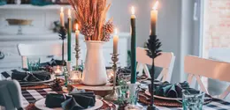 Ilustrasi christmas dinner yang tidak menggunakan alat sekali pakai. (Foto: Unsplash/Libby Penner)