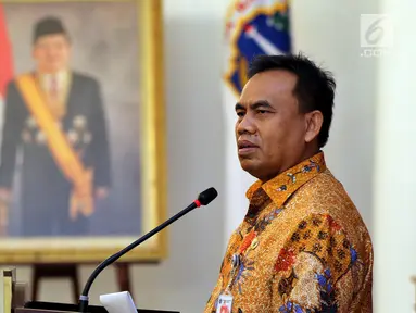 Pelaksana harian (Plh) Gubernur DKI Jakarta, Saefullah mengumumkan penetapan UMP DKI 2019 di Balai Kota Jakarta, Kamis (1/11). Saefullah menyampaikan, Upah mininum provinsi (UMP) DKI Jakarta 2019 ditetapkan Rp 3,94 juta. (Liputan6.com/Johan Tallo)