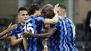 Para pemain Inter Milan merayakan gol yang dicetak oleh Romelu Lukaku ke gawang Borussia Moenchangladbach pada laga Liga Champions di Stadion Giuseppe Meazza, Kamis (22/10/2020). Kedua tim bermain imbang 2-2. (AP/Luca Bruno)