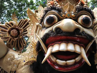Ogoh-ogoh dipersiapkan sebelum menjelang perayaan Nyepi di Denpasar, Bali, Senin (27/3). Umat Hindu di Bali akan merayakan hari raya Nyepi Tahun Baru Saka 1939 pada tanggal 28 Maret 2017. (AFP Photo / Sonny Tumbelaka) 