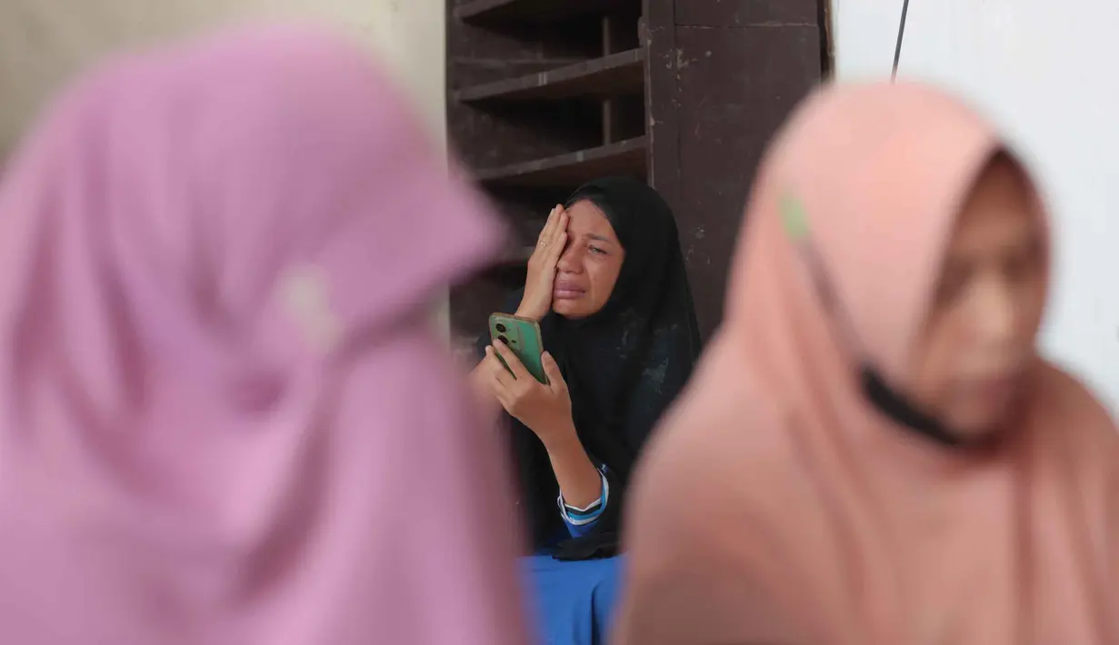 Hingga Rabu (1/10/2025) pagi, tiga santri telah dikonfirmasi meninggal dunia, puluhan lainnya mengalami luka-luka, dan sejumlah santri masih dalam upaya pencarian. (AP Photo/Trisnadi)