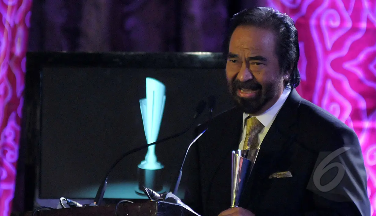 Ketua Umum Partai Nasdem Surya Paloh menyampaikan pidato saat menerima penghargaan Lifetime Achievement dalam gelaran Anugerah Obsession Awards 2015 di Jakarta, Kamis (19/3/2015). (Liputan6.com/Johan Tallo)