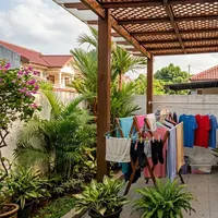 Desain ruang jemur di belakang rumah dengan atap kisi-kisi. [AI Generated]