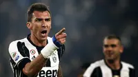 Striker Juventus Mario Mandzukic merayakan gol ke gawang Atalanta pada laga Serie A di Juventus Stadium, Turin, Sabtu (3/12/2016). (AFP/Marco Bertorello)