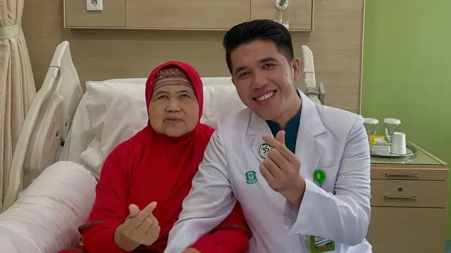 Selain dikenal sebagai dokter, dr. Iqhbal juga dikenal sebagai penyanyi dangdut (instagram/dr.iqhbal)