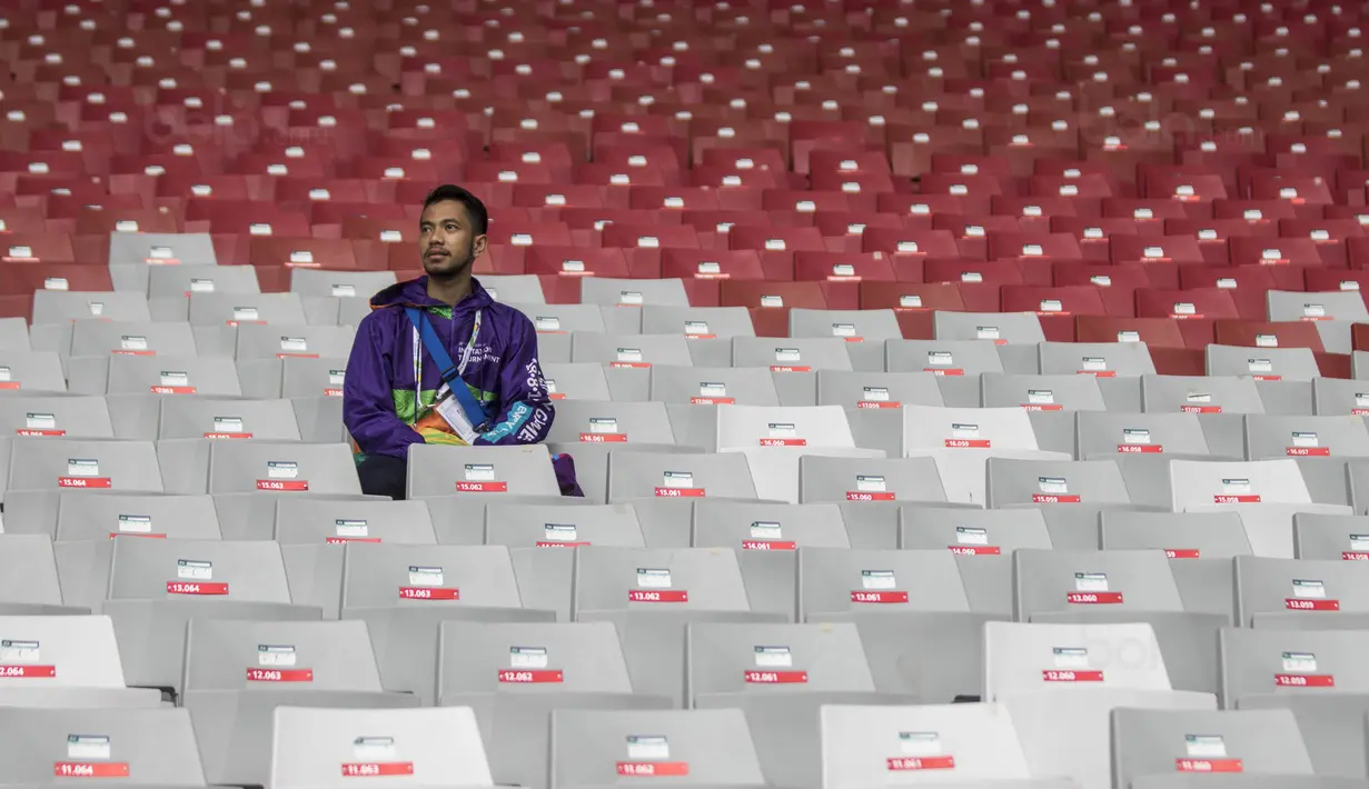 Seorang tenaga relawan duduk di Stadion Utama Gelora Bung Karno, Jakarta, Jumat (9/8/2018). Lokasi ini akan dijadikan venue dari invitation tournament cabang atletik. (Bola.com/Vitalis Yogi Trisna)