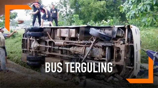 Belasan mahasiswa menjadi korban kecelakaan bus di Sulawesi Tenggara. Kecelakaan diakibatkan sopir yang tak mampu mengendalikan kendaraan.