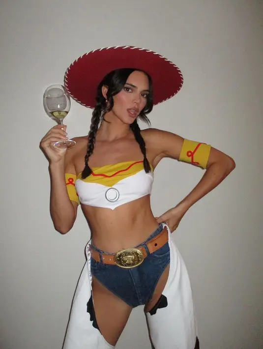 Kendall Jenner berpose memegang minuman saat berkostum koboi ala Jessie Toy Story. Wanita 26 tahun itu tampak sangat sensasional saat ia memamerkan sentuhan seksinya pada kostum ikonik untuk Halloween. (Instagram/Kendalljenner)