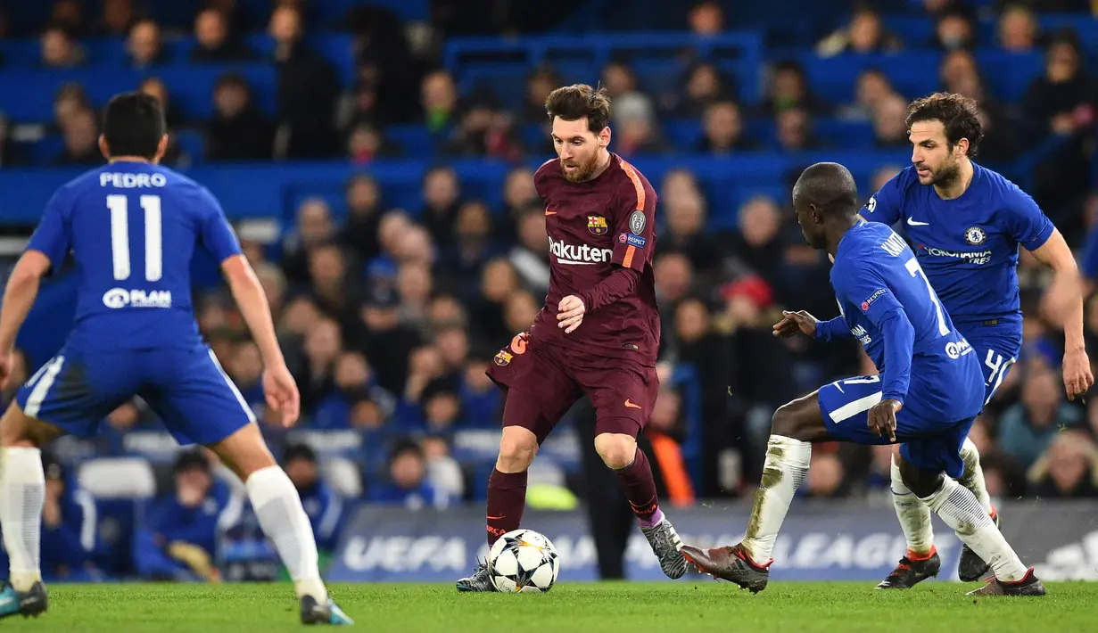 Lionel Messi berusaha melewati tiga pemain Chelsea saat bertanding pada Liga Champions di Stamford Bridge, London (20/2). Sebelumnya, Messi selalu gagal membobol gawang Chelsea dari delapan pertemuan terakhir di Liga Champions. (AFP Photo/Ben Stansall)