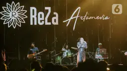 Penampilan penyanyi Reza Artamevia dalam Festival Tamagochill di Tennis Indoor Senayan, Jakarta, Jumat (22/11/2019). Reza mengobati rindu para penggemar dengan membawakan sejumlah lagu hits di antaranya Berharap Tak Terpisah, Satu yang Tak Bisa Lepas, dan Pertama. (Liputan6.com/Faizal Fanani)