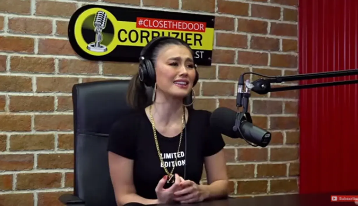 "Tapi tunangannya pas gue lulus SMA. Lo waktu itu juga udah beli cincinnya," ujar Agnez Mo. "Tapi bubar hahahaha," timpal Deddy Corbuzier.  (YouTube/Deddy Corbuzier)