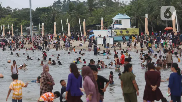 Pantai Ancol Dipadati Wisatawan