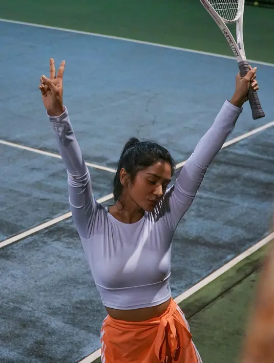 Pemain sinetron Cinta Fitri ini menjajal olahraga tenis tan bertekad untuk rutin berlatih. Hal itu diungkapkannya melalui unggahan foto dirinya saat tengah berlatih. Ia pun mendapat berbagai dukungan dari penggemarnya.(Liputan6.com/IG/@fannyghassani)