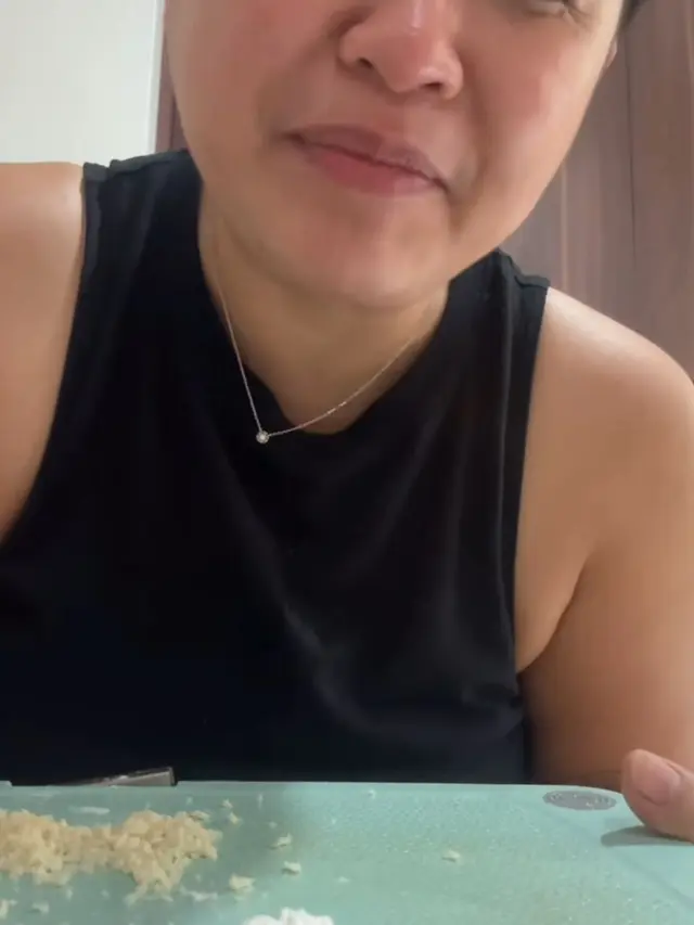 Meira Anastasia takut dengan tekstur tepung maizena. (credit: instagram.com/meiranastasia)