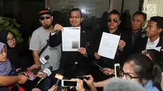 Pengacara pedangdut Saipul Jamil, Deddy DJ (tengah) memberi pernyataan di PN Jakarta Utara, Senin (21/1). Menurut Deddy, hukaman Saipul Jamil akan mengikuti putusan pertamanya di PN Jakarta Utara yakni tiga tahun penjara. (Kapanlagi.com/Bayu Herdianto)