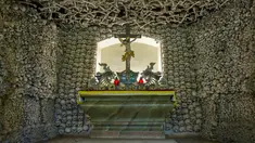 Suasana bagian dalam Gereja St Bartholomew yang dipenuhi Tengkorak dan tulang-belulang manusia di Distrik Czermna, Kudowa, Polandia, (31/10). Gereja St Bartholomew, juga dikenal sebagai 'kapel tengkorak'. (AFP Photo/Natalia Dobryszycka)