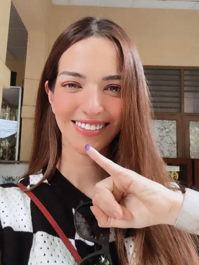 Nia Ramadhani nyoblos (Instagram/ramadhaniabakrie)
