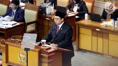 Fadli Zon menjadi Pelaksana tugas (Plt) Ketua DPR menggantikan Setya Novanto dalam Rapat Paripurna ke-15 di Senayan, Jakarta, Selasa (9/1). Fadli mengaku tak keberatan dengan hal tersebut. (Liputan6.com/Johan Tallo)