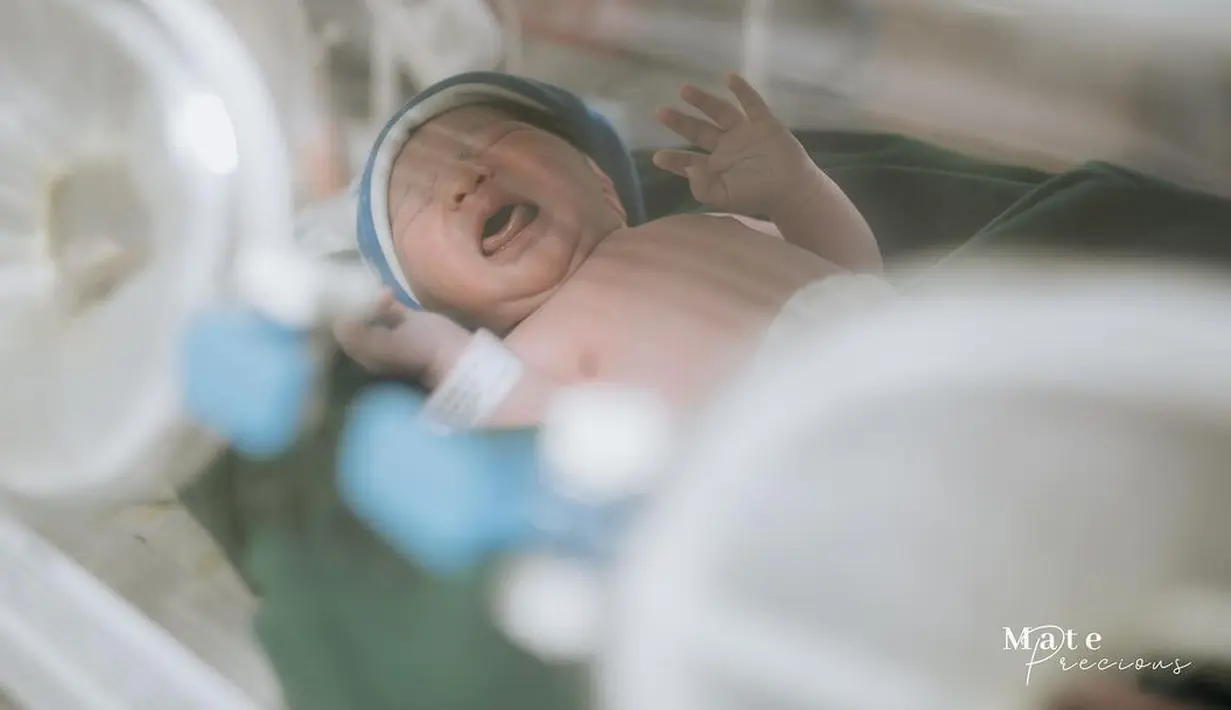 Ricky Komo juga memberi pesan untuk Baby Summer. "Nak,Kamu lahir di temenin banyak orang-orang baik,Insyaallah kamu nanti jadi anak yang baik untuk banyak org. Love you Summer Chalona Brunella Delrey," tulis Ricky. (Foto: instagram.com/komorick)