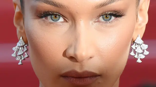 Bella Hadid Tampil Memesona dengan Gaun Putih di Cannes