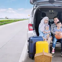 Ilustrasi keluarga naik mobil jenis MPV (foto: shutterstock.com)