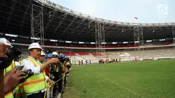 Menpora Imam Nahrawi (kiri) melihat kondisi lapangan saat meninjau perkembangan renovasi Stadion Utama Gelora Bung Karno, Jakarta, Selasa (8/8). Saat ini, renovasi telah mencapai 80% dan ditargetkan rampung akhir 2017. (Liputan6.com/Helmi Fithriansyah)