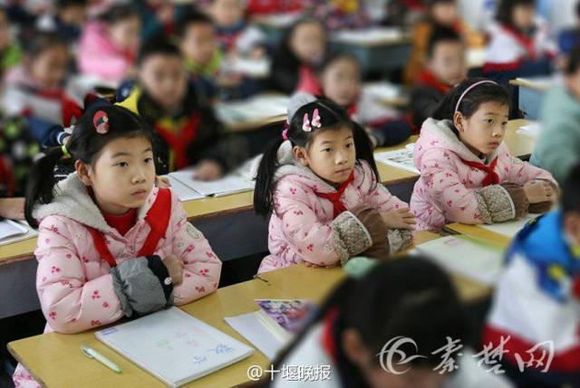 Ada sepasang siswa kembar 3 di sekolah ini tepatnya di kelas 3 | Photo: Copyright shanghaiist.com
