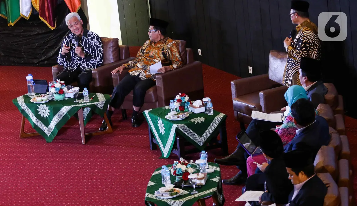 Di sisi lain, Ganjar tampak menggunakan batik perpaduan dua berwarna hitam dan putih. Sementara itu Mahfud MD menggunakan batik berwarna coklat. (Liputan6.com/Herman Zakharia)