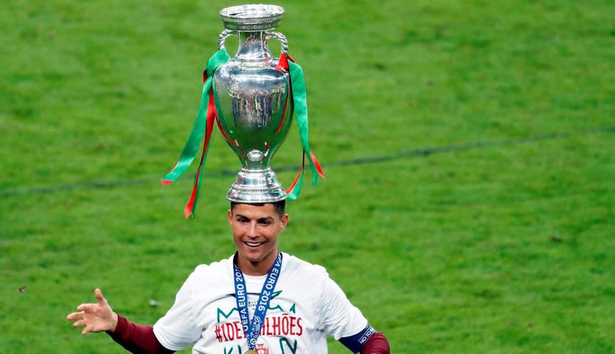Cristiano Ronaldo kawinkan gelar Juara Piala Eropa 2016 dan Liga Champions 2016 setelah Portugal mengalahkan Prancis 1-0 pada laga final Piala Eropa 2016 di Stade de France, Saint-Denis, Senin (11/7/2016) dini hari WIB. (Reuters/Charles Platiau)