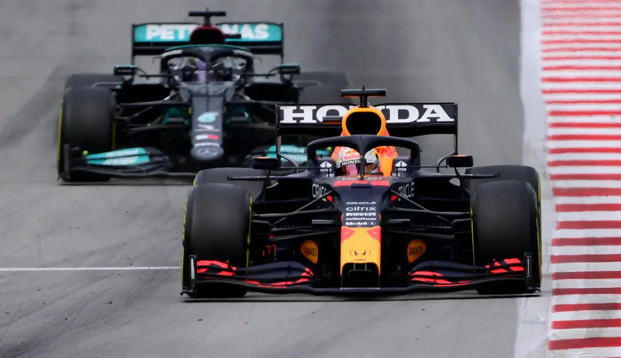 Hamilton kembali dibalap oleh Verstappen setelah masuk di pit stop pada putaran ke-29. Driver asal Mercedes itu makin tertinggal 23 detik dari Verstappen karena kembali masuk ke pit pada lap ke-42. (Foto: AFP/Lluis Gene)