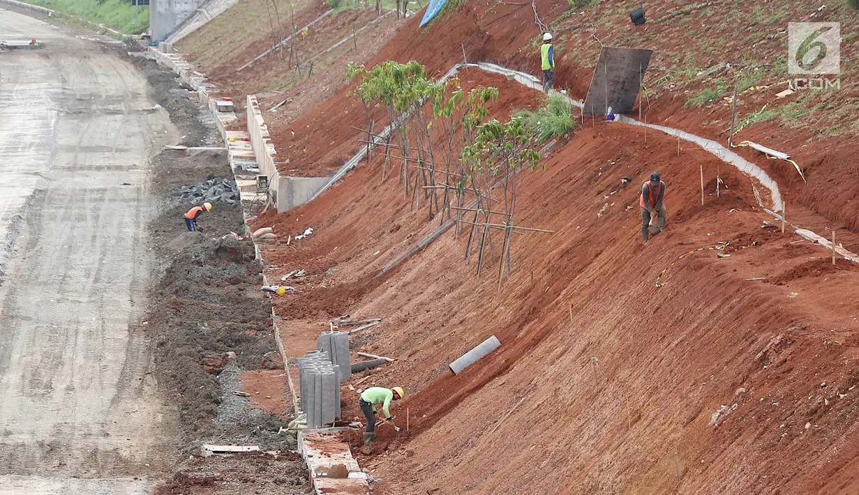 Pekerja beraktivitas di lokasi proyek Tol Cijago Seksi II di Depok, Jawa Barat, Rabu (27/2). Proses pembebasan lahan yang berlarut-larut hingga lebih dari delapan tahun menjadi penyebab proyek jalan tol tersebut molor. (Liputan6.com/Immanuel Antonius)