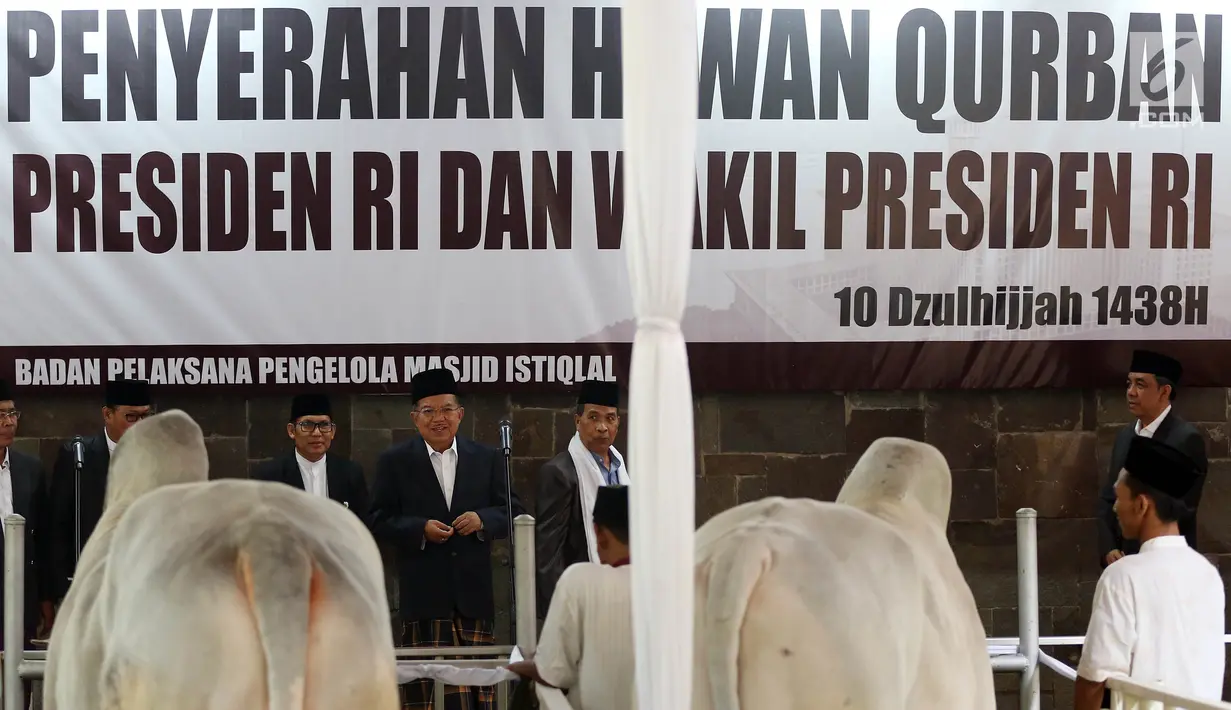 Wakil Presiden Jusuf Kalla bersama Istri, Mufidah Kalla saat penyerahan Hewan Kurban sapi kepada pengurus Masjid Istiqal, Jakarta, Jumat (1/9). (Liputan6.com/JohanTallo)