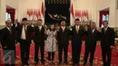 Para anggota komisioner KPU berfoto seusai  pelantikan Hasyim Asy’ari di Istana Negara, Jakarta, Senin (29/8). Pelantikan dihadiri beberapa menteri Kabinet Kerja, pimpinan lembaga tinggi negara dan juga hadir pimpinan DPR/MPR. (Liputan6.com/Faizal Fanani)