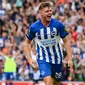 Selebrasi pemain Brighton, Evan Ferguson, setelah mencetak hattrick ke gawang Newcastle United dalam pertandingan pekan keempat Liga Inggris 2023/2024 yang berlangsung di American Express Community Stadium, Brighton, Sabtu (2/9/2023). Evan Ferguson yang baru berumur 18 tahun tersebut menyamai catatan tiga pemain lain, termasuk Michael Owen, Robbie Fowler, dan Chris Bart-Williams dalam urusan mencetak hattrick di Premier League pada usia 18 tahun. (AFP/Glyn Kirk)