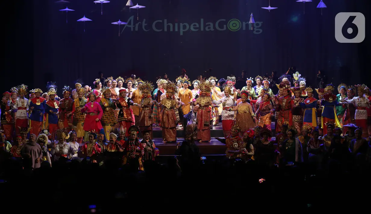 Komunitas Perempuan Menari (KPM) mempersembahkan ArtChipelaGong di Teater Besar, Taman Ismail Marzuki, Jakarta Pusat, Sabtu (26/10/2024). (Liputan6.com/Helmi Fithriansyah)