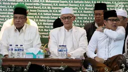 Ketua Umum PBNU Said Aqil Siradj, Rais Aam PBNU Miftahul Akhyar dan Ketum PKB Muhaimin Iskandar mengikuti Haul Para Pejuang NU di halaman gedung PBNU, Jakarta, Rabu (10/4). Kegiatan itu untuk menghormati jasa-jasa para pejuang NU yang telah meninggal ataupun masih hidup. (Liputan6.com/Johan Tallo)