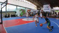 Peserta laki-laki saat bertanding dalam Jr NBA 3v3 School Tournament di sekolah MAN 4, Jakarta. (Liputan6.com)