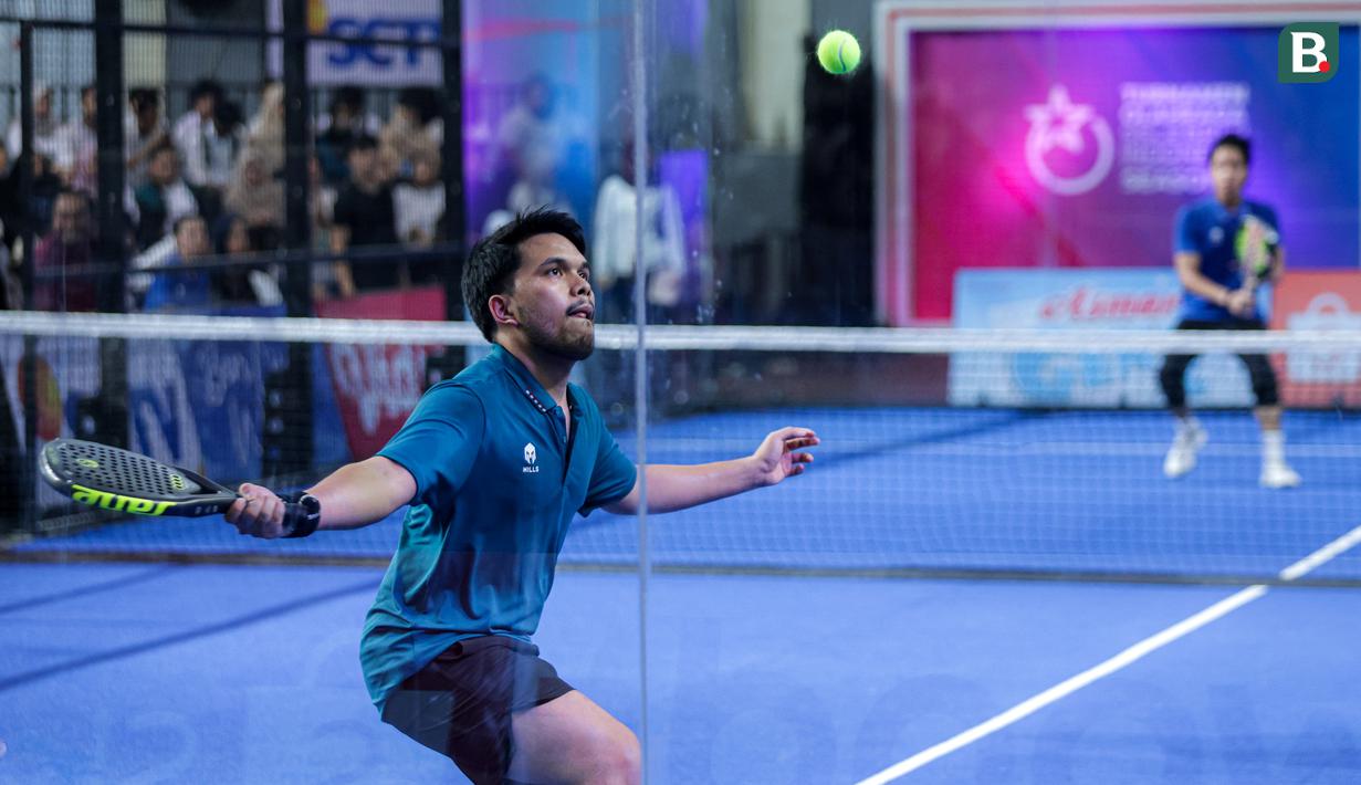 Selebritas Indonesia, Thoriq Halilintar berusaha mengembalikan bola ke arah pasangan Saih Halilntar dan Fateh Halilintar dalam laga final ganda putra padel Turnamen Olahraga Selebriti Indonesia (TOSI) Season 4 di GOR UNJ, Rawamangun, Minggu (09/11/2025). (Bola.com/Bagaskara Lazuardi)