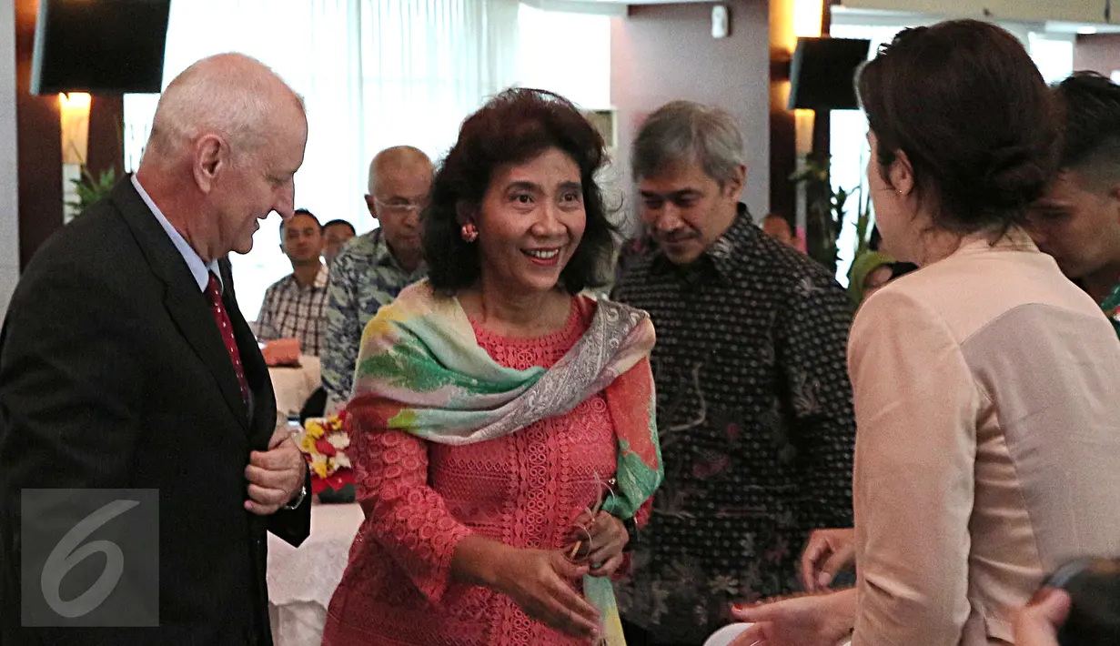Menteri Kelautan dan Perikanan, Susi Pudjiastuti menyambut kedatangan para peserta The Marine and Fisheries Business and Investment Forum di Kantor KKP, Jakarta, Kamis (11/2/2016). (Liputan6.com/Angga Yuniar) 
