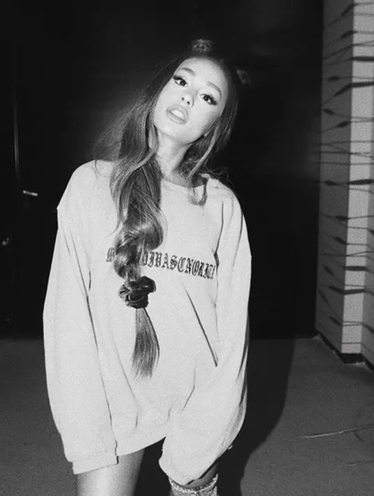 Tepatnya di bulan Mei 2017 lalu, di penghujung konser Ariana menjadi target penyerangan teroris. Akibatnya, para penonton pun banyak yang berjatuhan menjadi korban ledakan bom tersebut. (Instagram/arianagrande)