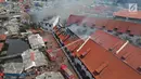 Petugas pemadam kebakaran memadamkan sisa api yang membakar Museum Bahari di Penjaringan, Jakarta Utara, Selasa (16/1). Gedung Museum Bahari terbakar saat gedung tengah kosong  sekitar pukul 08.45 WIB. (Liputan6.com/Arya Manggala)