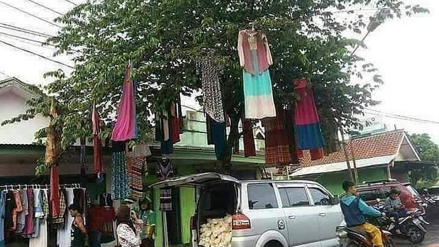 6 Potret Kocak Orang Jualan Pakaian Ini Bikin Tepuk Jidat