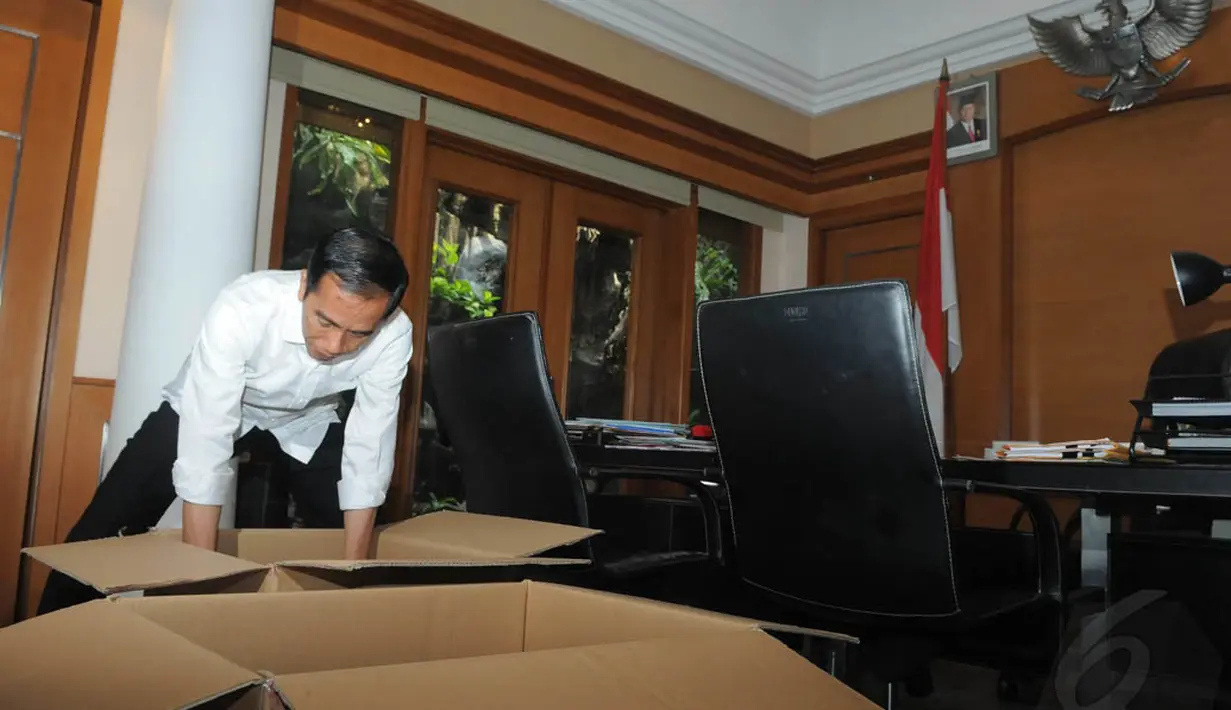 Berbagai barang yang dikemas Jokowi adalah majalah, buku, alat tulis kantor, dan setumpuk berkas yang selama ini berada di meja kerjanya, Jakarta, (17/10/14). (Liputan6.com/Herman Zakharia)